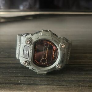 Like new G-Shock watch army green color needs battery